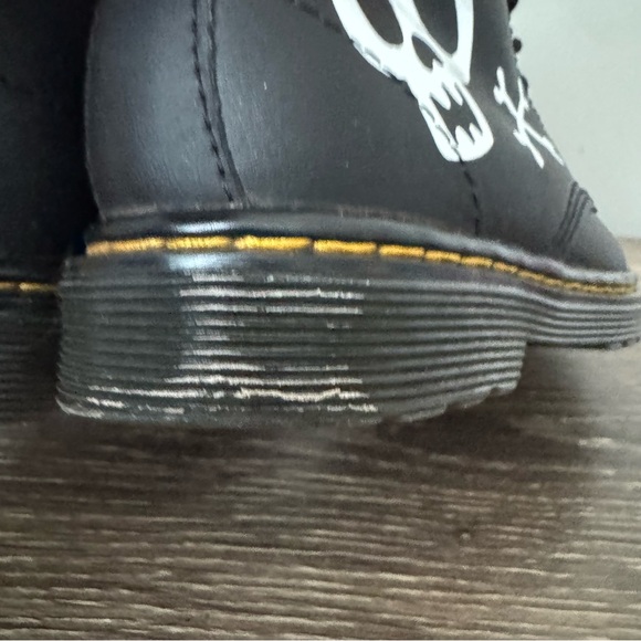 Dr Martens 1460 Skull & Bones Leather Lace Up Boots Girls Size 10 EUC Shoes Icon - Picture 6 of 11